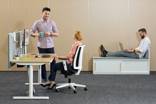 Стол с подъемным механизмом коллекции Play&Work. Рабочее кресло – Navigo  (новинки BN Office Solution) 
